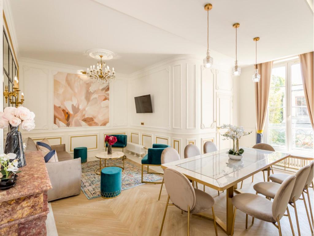 un salon avec une table et des chaises dans l'établissement Merveil - Luxury Suite - Tour Eiffel - Bac I, à Paris