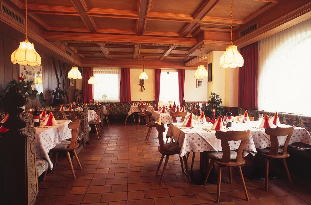 Reštaurácia alebo iné gastronomické zariadenie v ubytovaní Gasthaus zum Weissen Kreuz