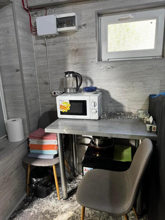 un forno a microonde appoggiato su un tavolo in una stanza di Hotel a Chişinău
