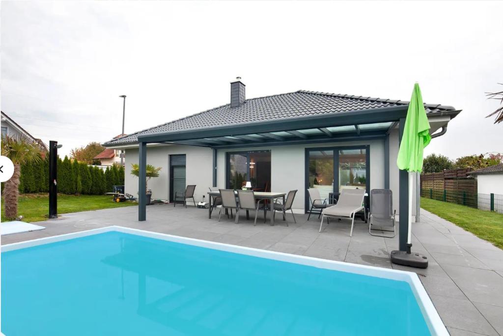Bazén v ubytování großzügige Unterkunft mit Terrasse nebo v jeho okolí