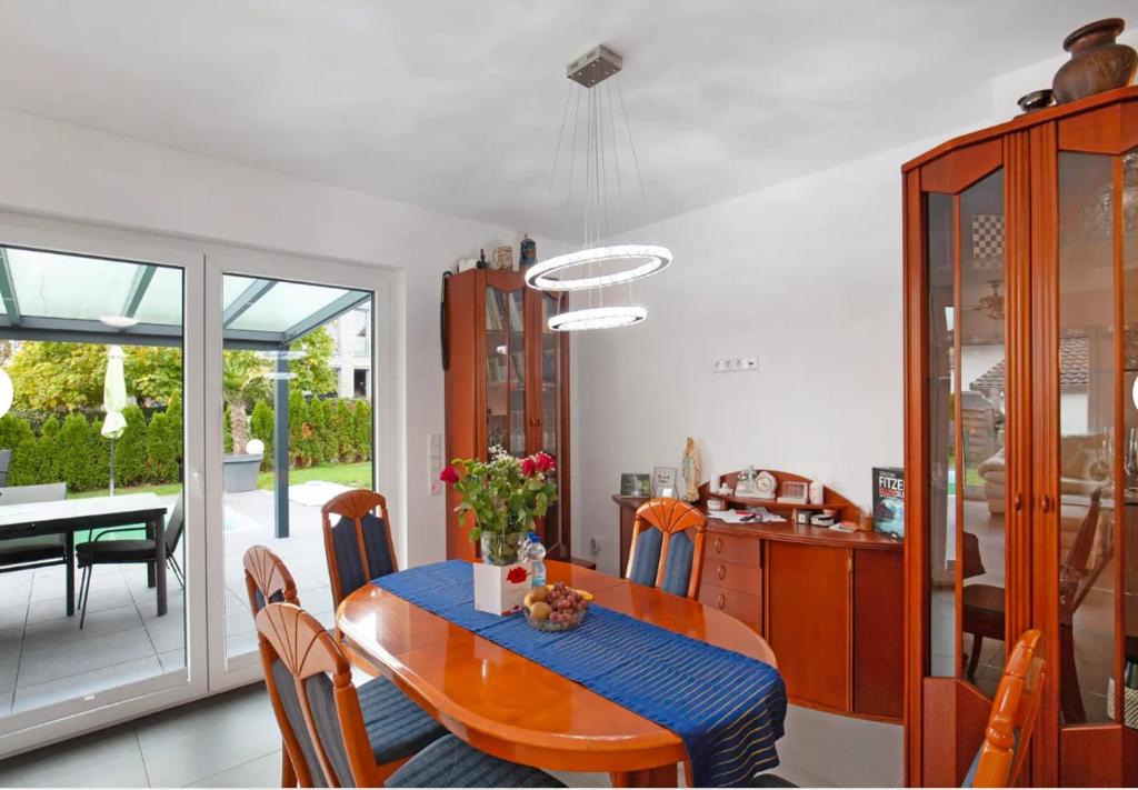 Fotografie z fotogalerie ubytování großzügige Unterkunft mit Terrasse v destinaci Oberbrechen