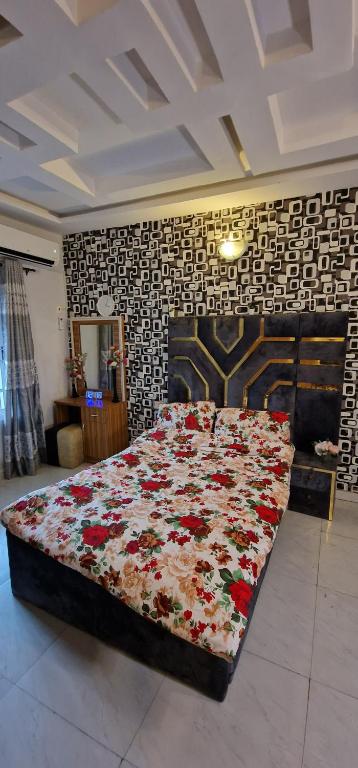 Postel nebo postele na pokoji v ubytování FEMLISTER LODGE