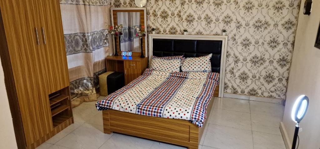 Postel nebo postele na pokoji v ubytování FEMLISTER LODGE