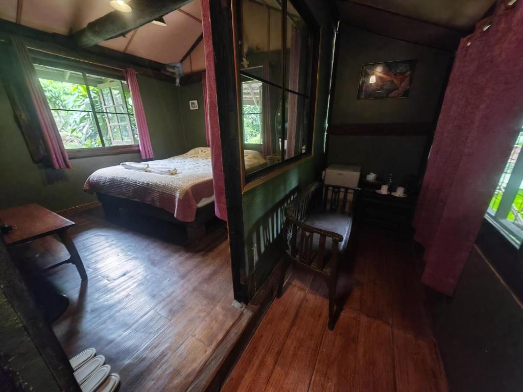 Postel nebo postele na pokoji v ubytování ธารทอง ลอดจ์ Tharnthong Lodge