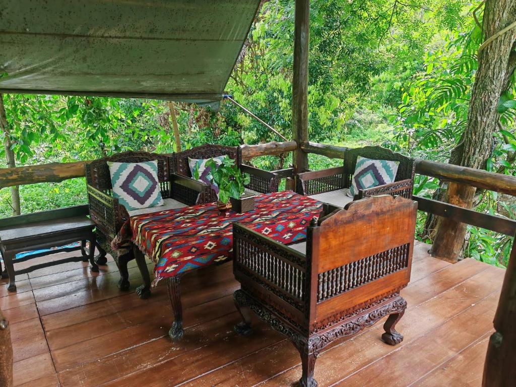 Balkón nebo terasa v ubytování ธารทอง ลอดจ์ Tharnthong Lodge