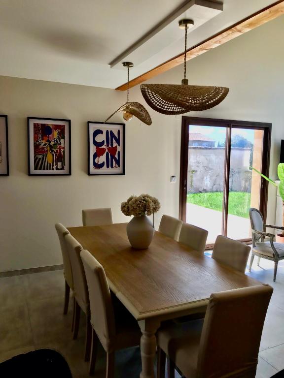 une salle à manger avec une table et des chaises en bois dans l'établissement Escapade au Somail, à Le Somail