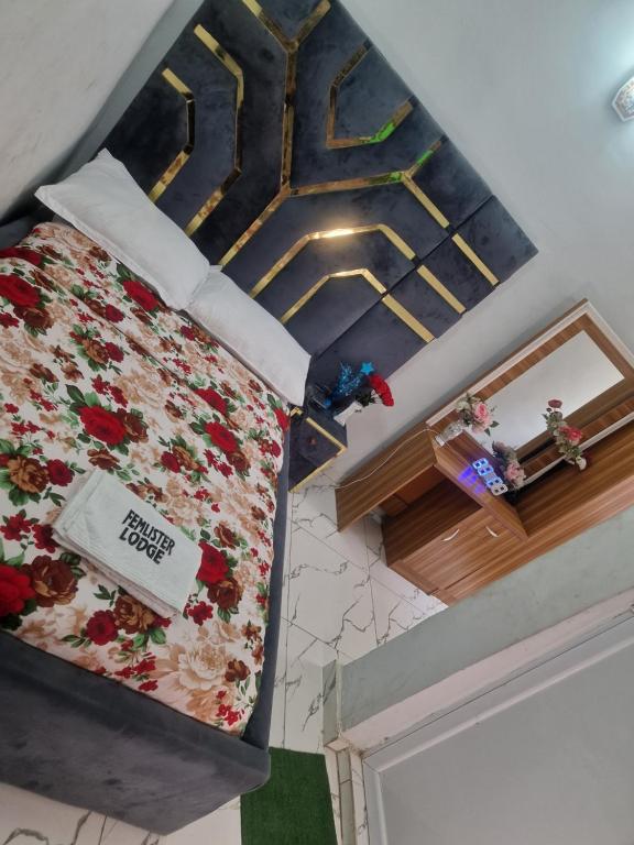 Postel nebo postele na pokoji v ubytování FEMLISTER LODGE