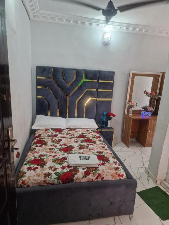 Postel nebo postele na pokoji v ubytování FEMLISTER LODGE