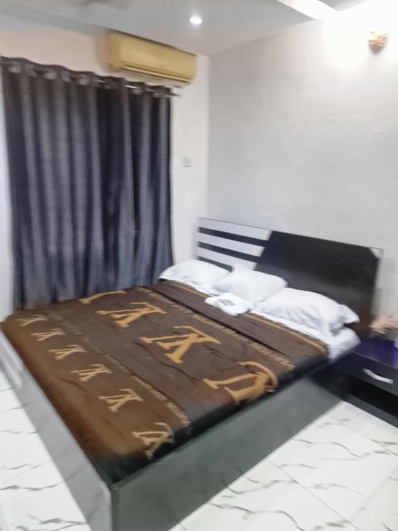 Postel nebo postele na pokoji v ubytování FEMLISTER LODGE
