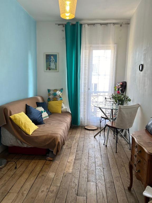 un salon avec un canapé et une table dans l'établissement StPaul2 Appt Rive Droite centre Marais, à Paris