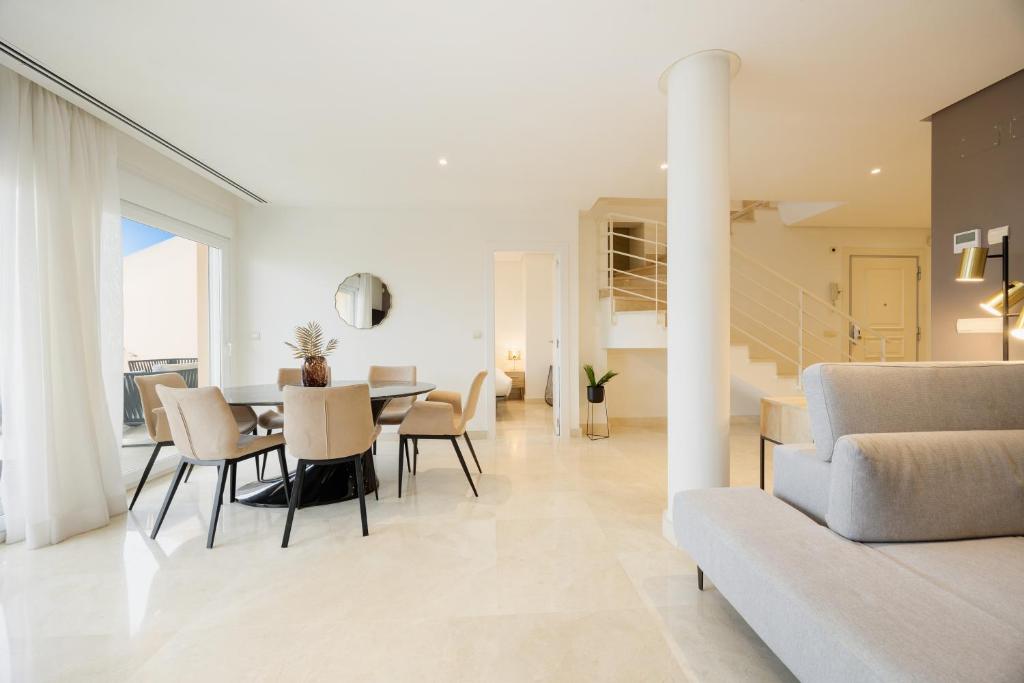 Posezení v ubytování Penthouse with sea views in Nueva Andalucia