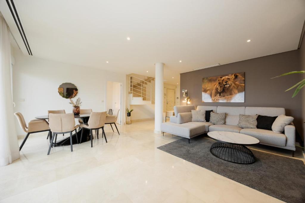 Posezení v ubytování Penthouse with sea views in Nueva Andalucia