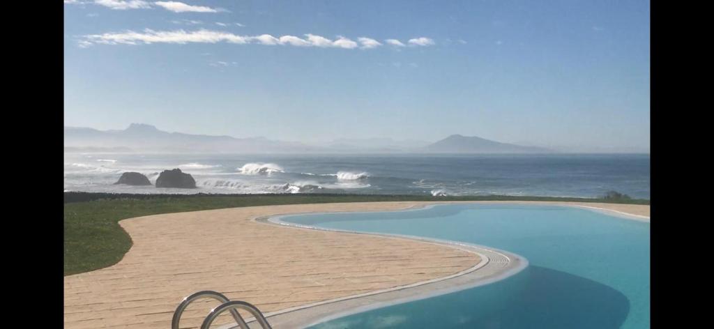 une vue sur l'océan et une plage avec piscine dans l'établissement Studio sur 2 plages , piscine et 3 personnes, à Biarritz
