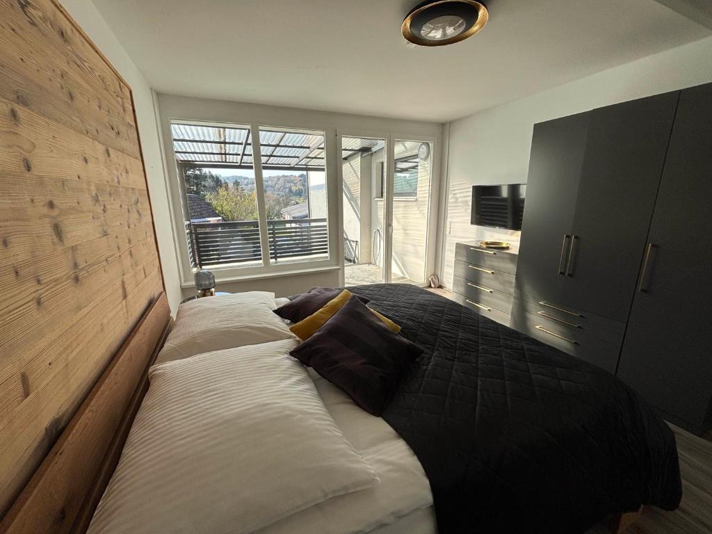 Postel nebo postele na pokoji v ubytování life-stegersbach Suites