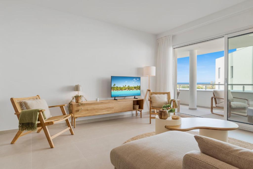 Oceana Breeze Apartment with Pool View
