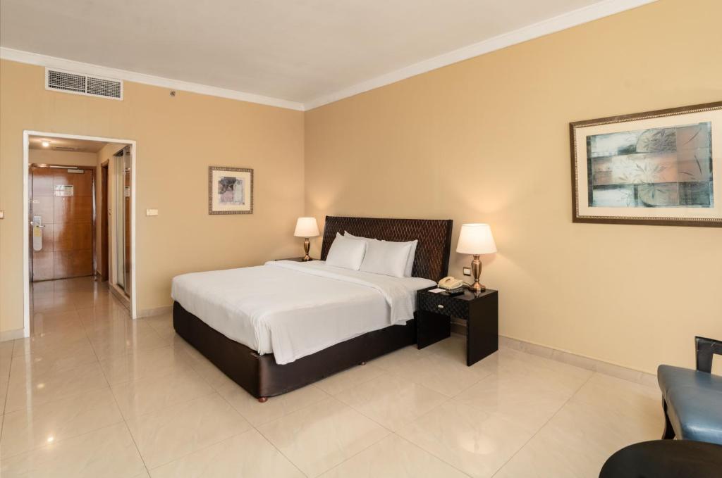 Postel nebo postele na pokoji v ubytování Oryx Hotel