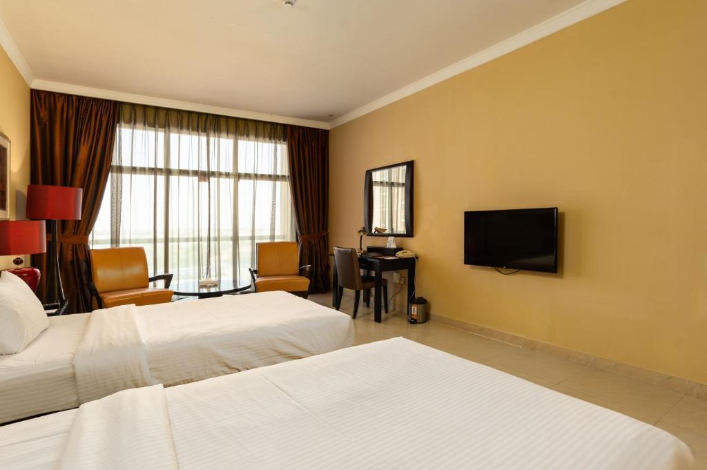 TV a/nebo společenská místnost v ubytování Oryx Hotel