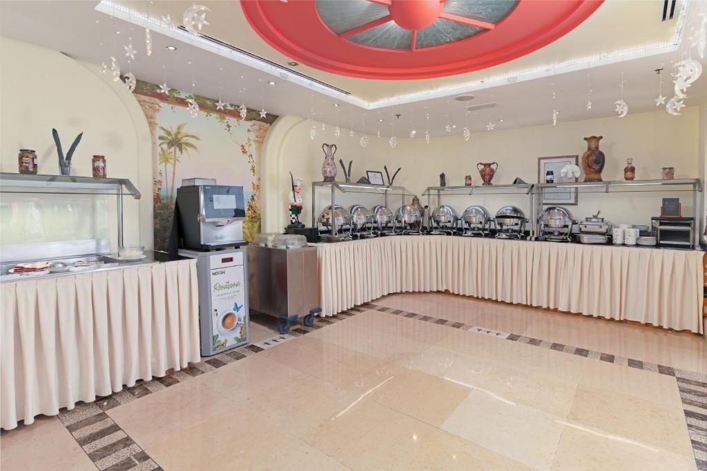 Kuchyň nebo kuchyňský kout v ubytování Oryx Hotel