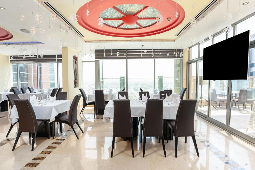 TV a/nebo společenská místnost v ubytování Oryx Hotel
