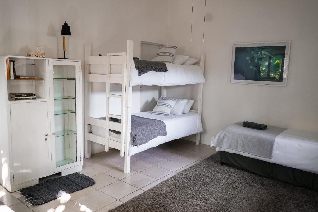 Postel nebo postele na pokoji v ubytování Moonstone Lodge