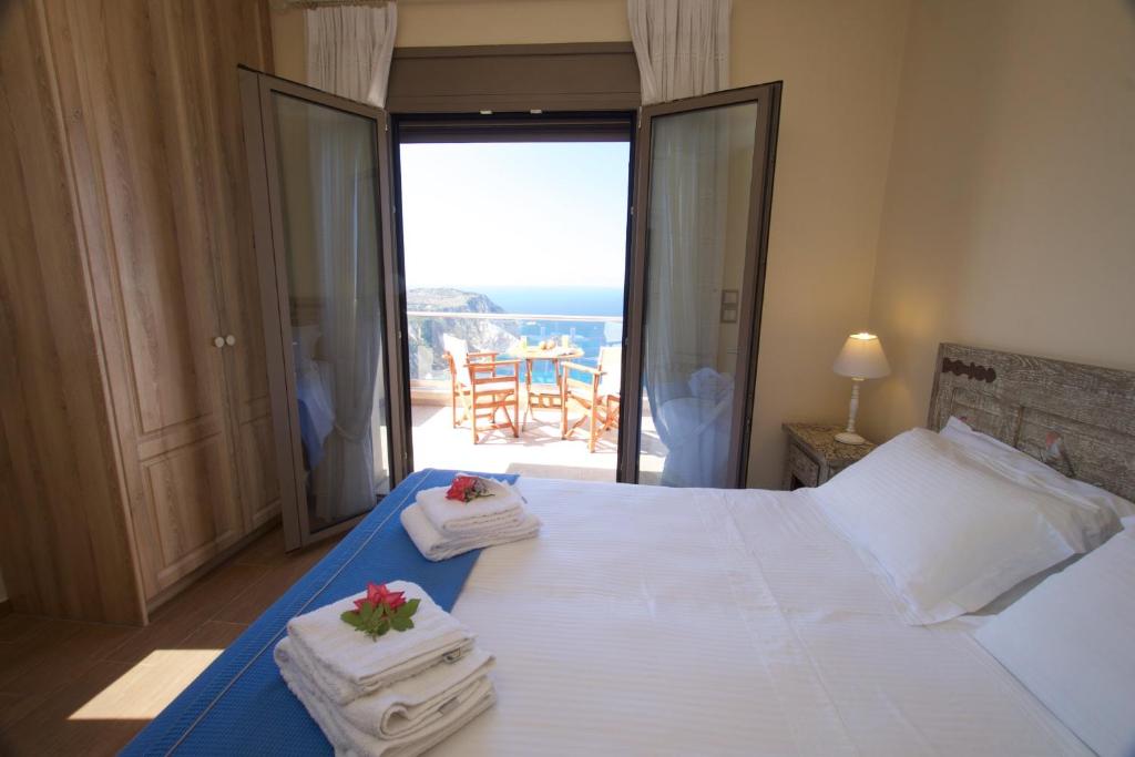 A bed or beds in a room at Ellis Villas