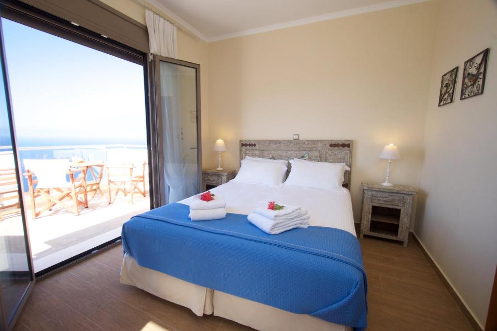 A bed or beds in a room at Ellis Villas