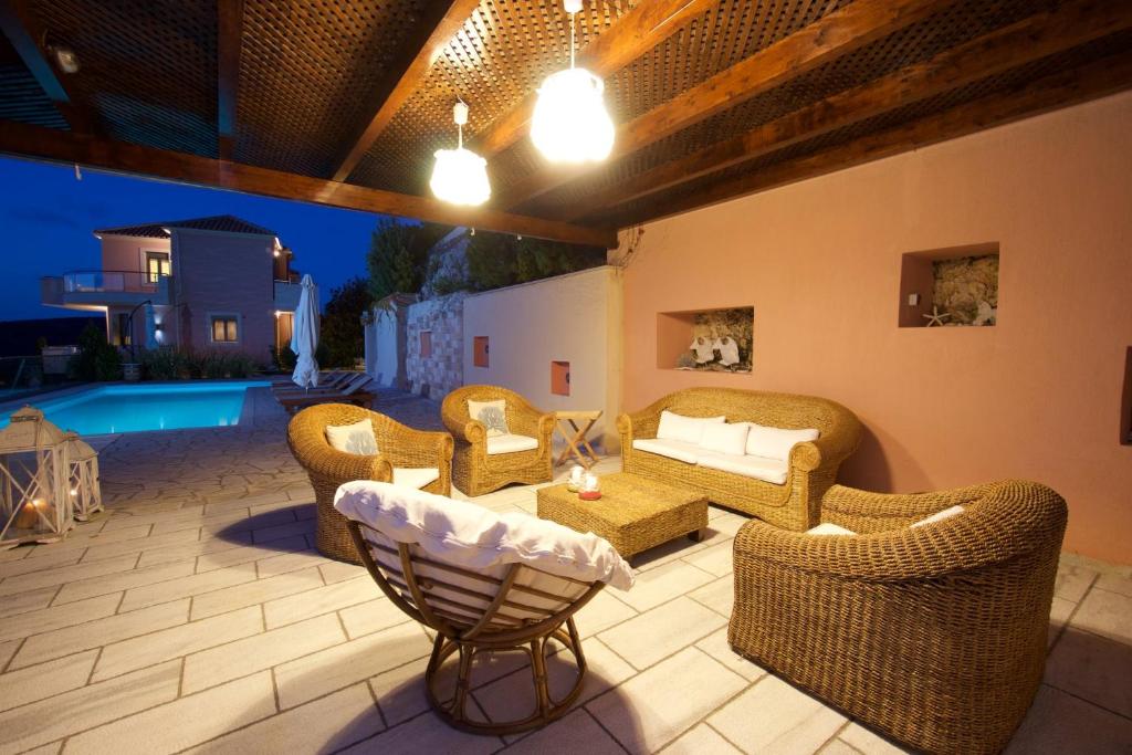 The swimming pool at or close to Ellis Villas