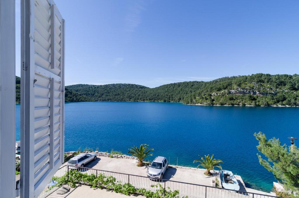 vista para um lago a partir de um edifício em Apartments Palma em Polace