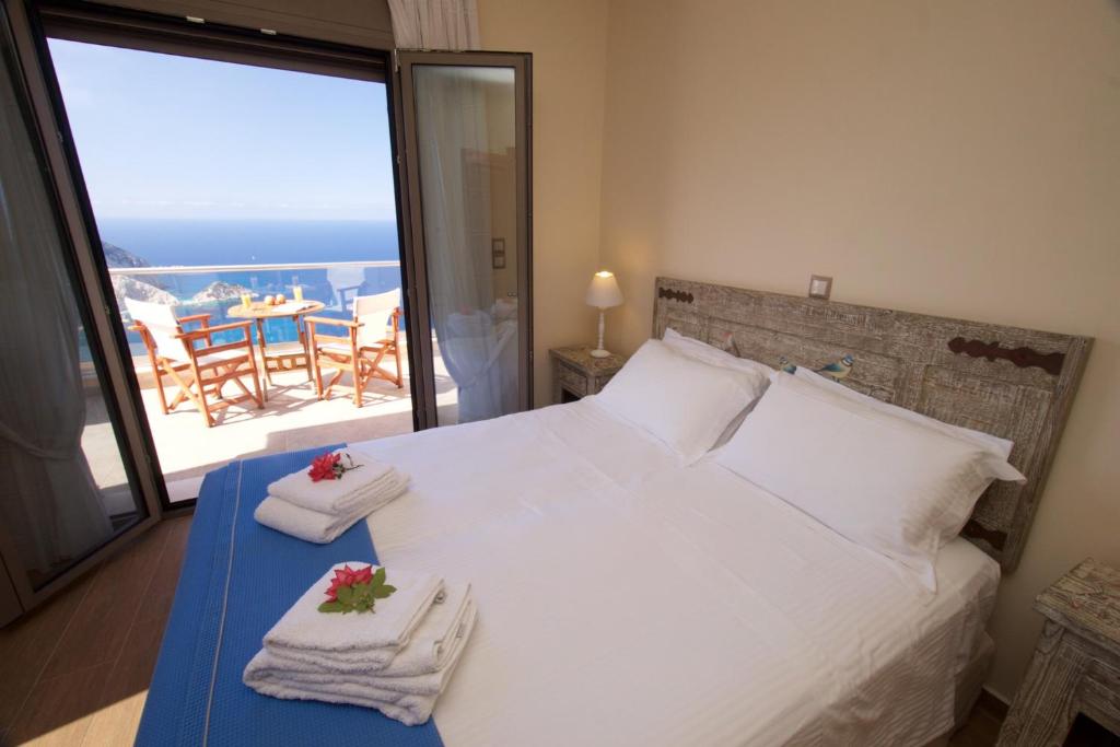 A bed or beds in a room at Ellis Villas