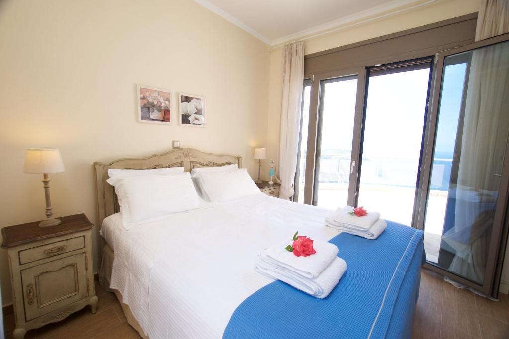 A bed or beds in a room at Ellis Villas