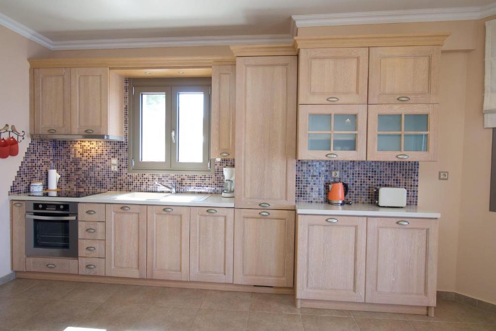 A kitchen or kitchenette at Ellis Villas