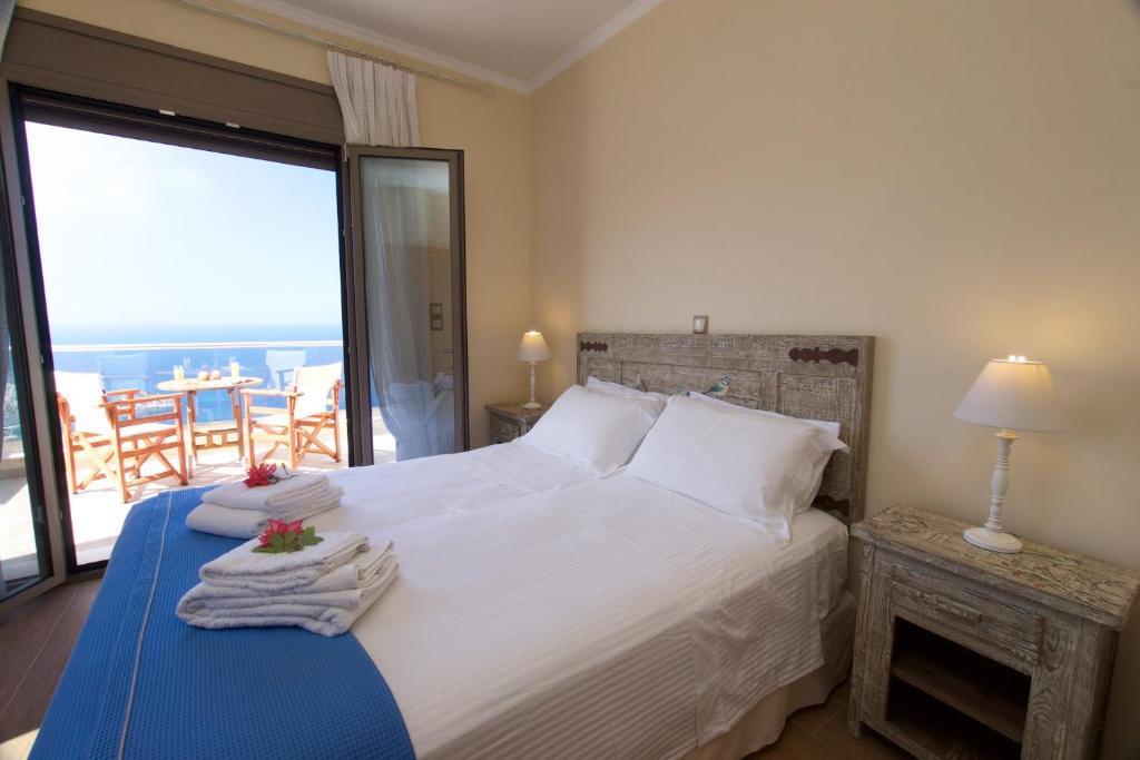 A bed or beds in a room at Ellis Villas