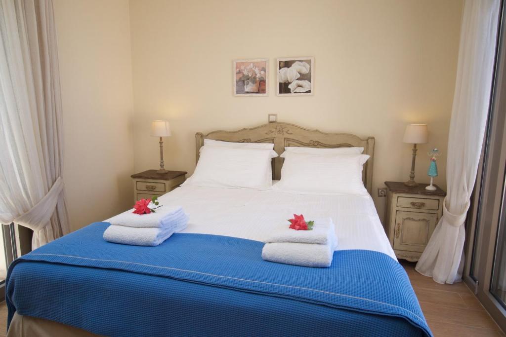 A bed or beds in a room at Ellis Villas