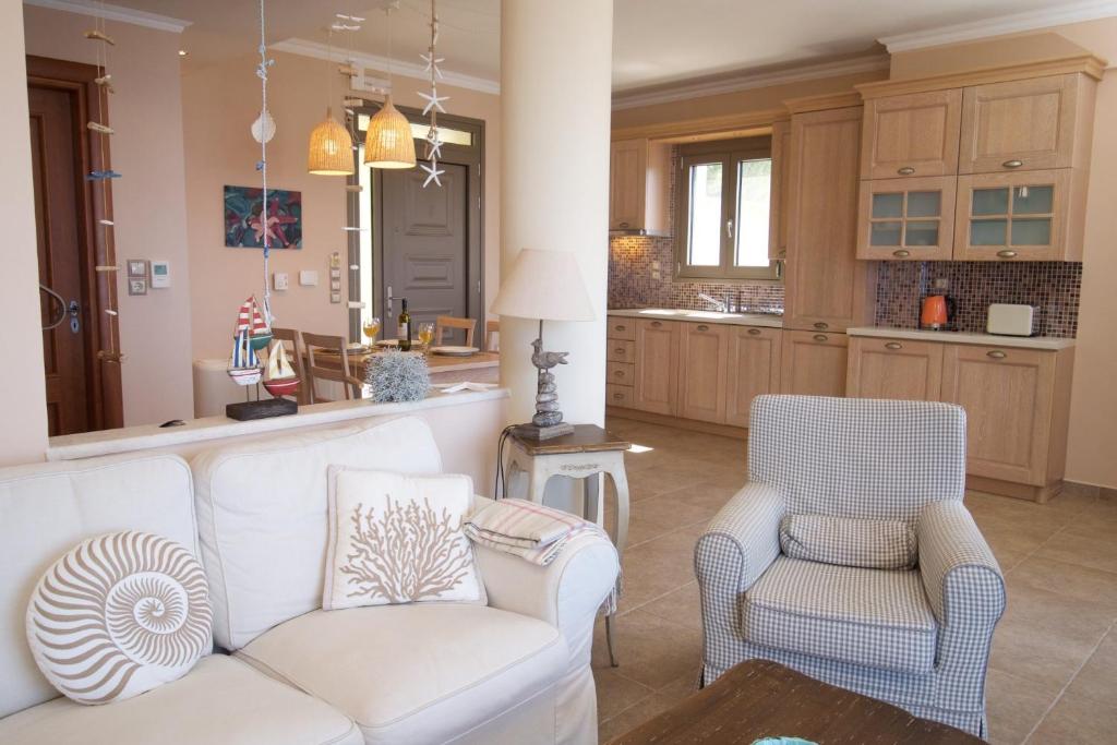 A kitchen or kitchenette at Ellis Villas