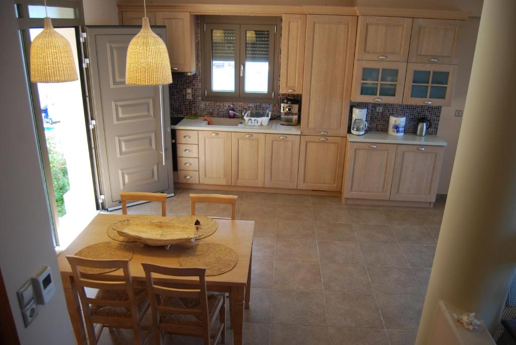 A kitchen or kitchenette at Ellis Villas