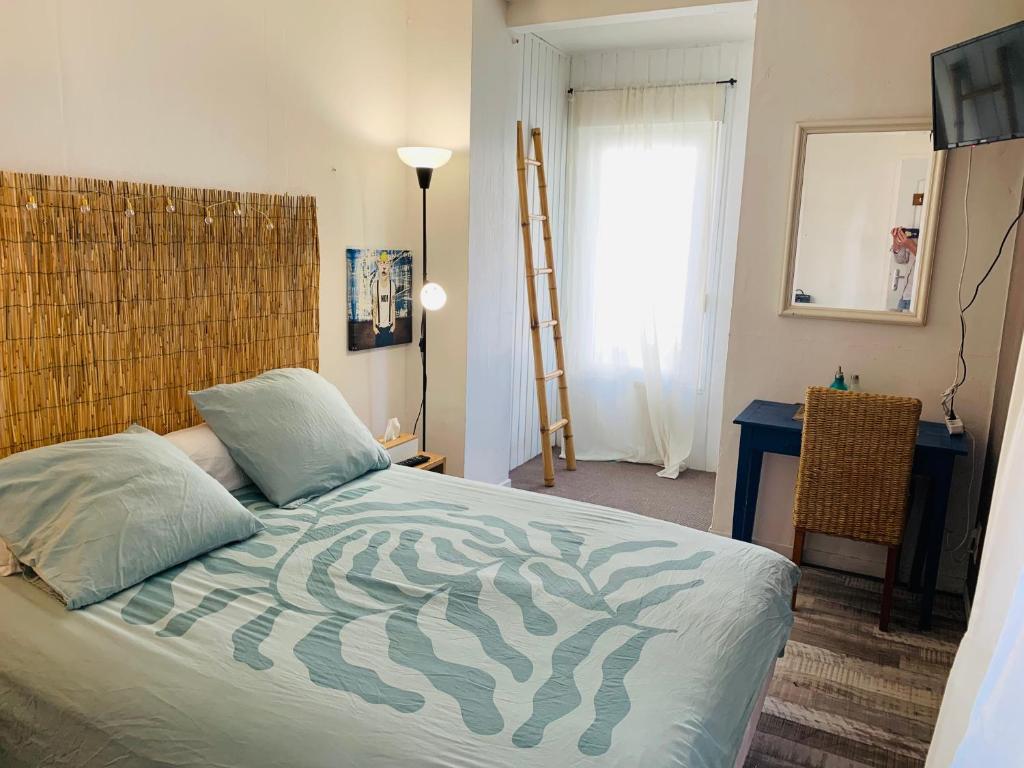 une chambre avec un lit à imprimé zèbre avec un bureau dans l'établissement Votre appt en plein coeur du Touquet, à Le Touquet-Paris-Plage