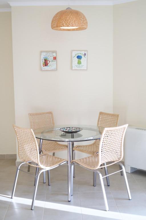 A seating area at Ellis Villas