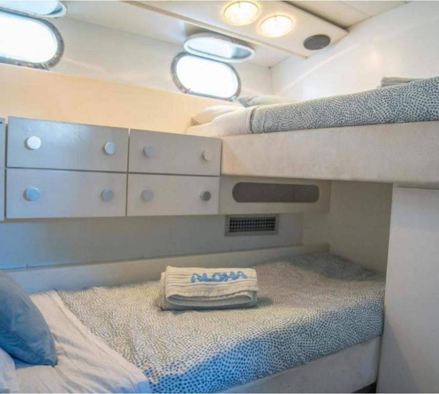 Postel nebo postele na pokoji v ubytování Aloha Boat