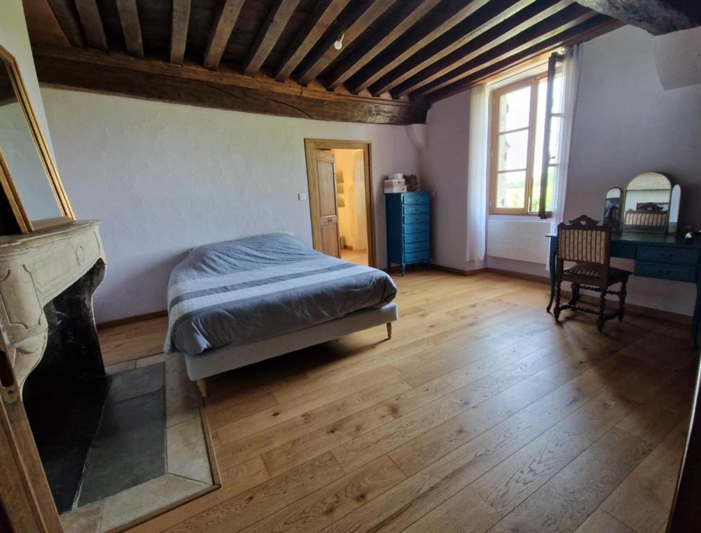 Ένα ή περισσότερα κρεβάτια σε δωμάτιο στο MAISON EN PIERRE type CHATEAU