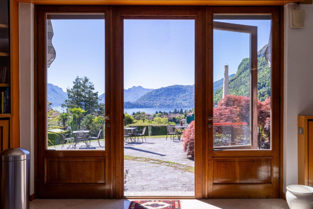 Nespecifikovaný výhled na hory nebo výhled na hory při pohledu z hotelu