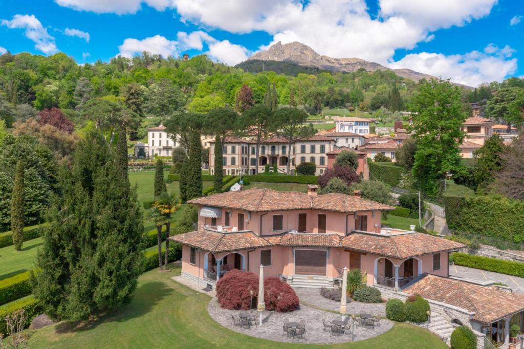 Nespecifikovaný výhled na hory nebo výhled na hory při pohledu z hotelu