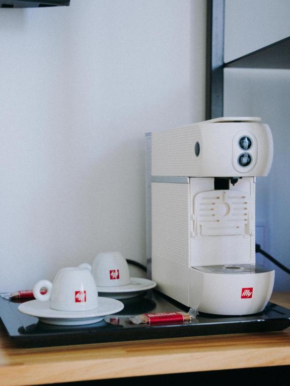 a sewing machine sitting on a table with plates at HOTEL ALOVE in San José