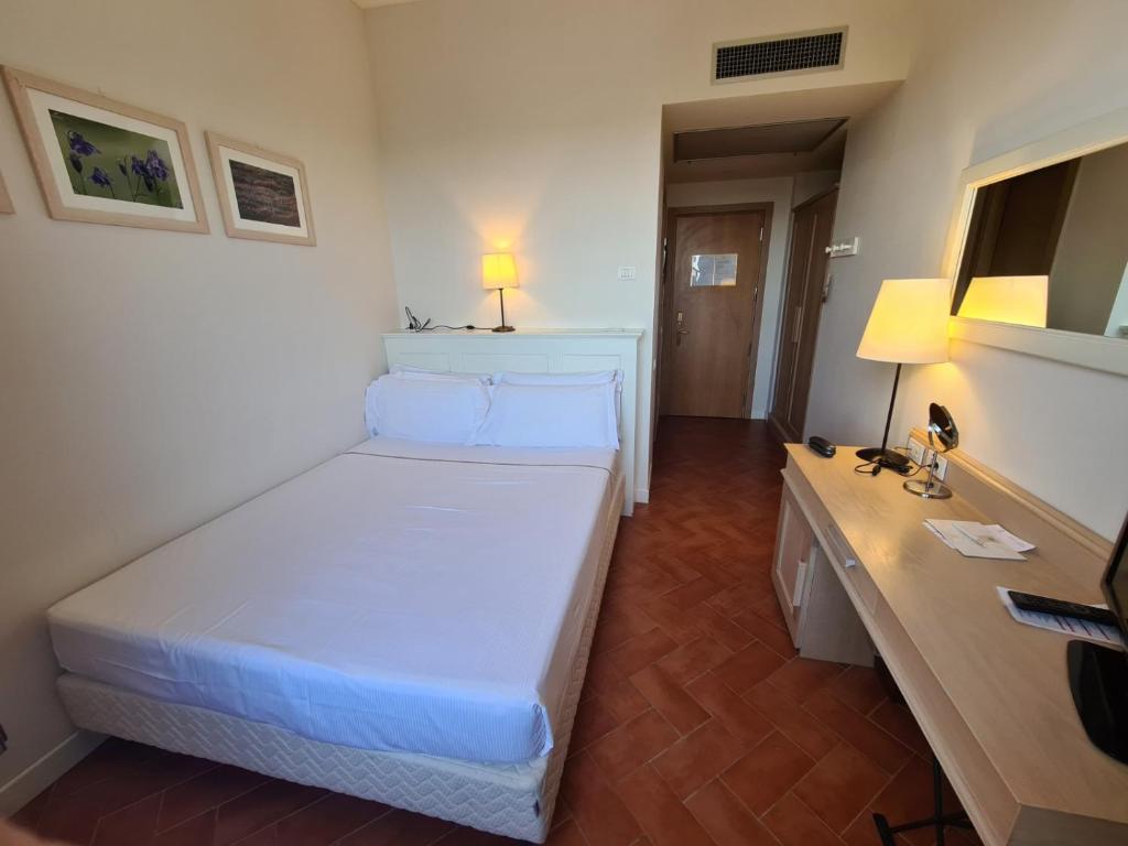 Postel nebo postele na pokoji v ubytování Saturnia Tuscany Hotel