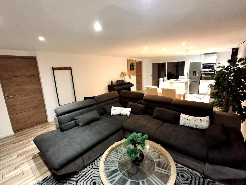 Posezení v ubytování Le 421, Maison d'hôtes Jacuzzi entre amis,familles