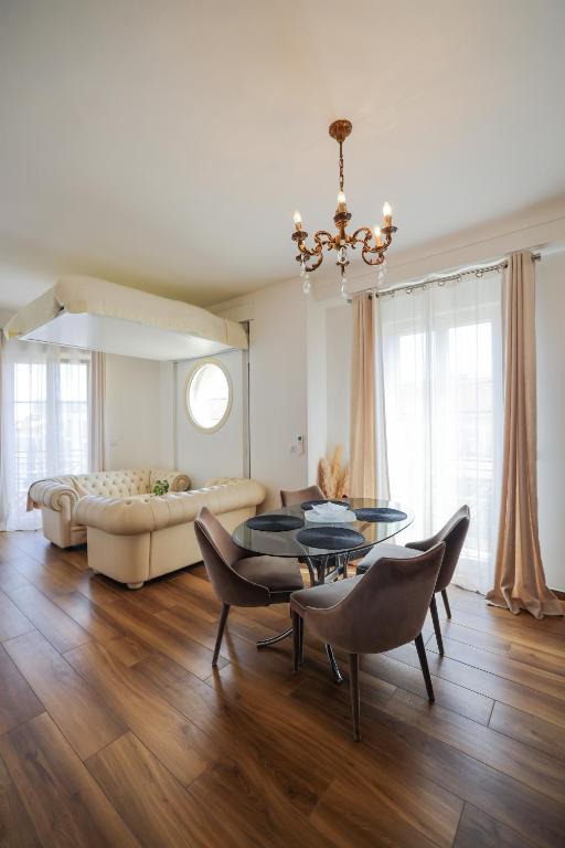 un salon avec un canapé, une table et des chaises dans l'établissement Appartement Gare Nice Ville, à Nice