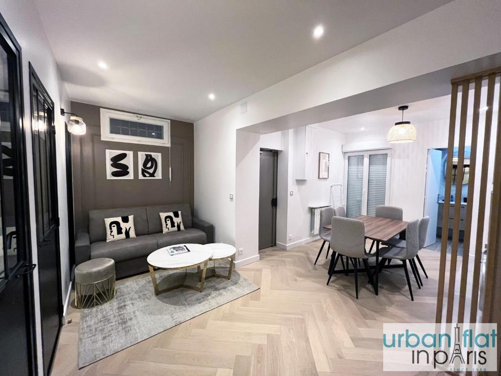 un salon avec un canapé et une table dans l'établissement Urban Flat 178 - Cosy 2 Bedroom in center of Paris, à Paris