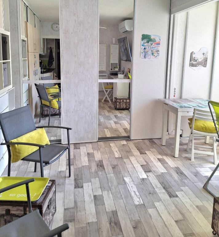 - un salon avec une table, des chaises et un miroir dans l'établissement Studio 