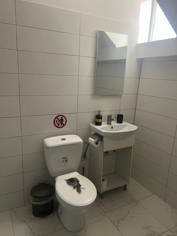 A bathroom at Centrally Located Private Rooms
