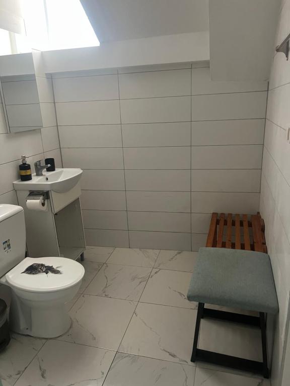 A bathroom at Centrally Located Private Rooms