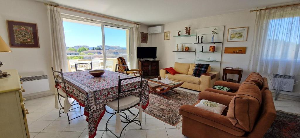 un salon avec une table et un canapé dans l'établissement Le Belvédère, Air Conditioning, Freepark 6p, à Aix-en-Provence